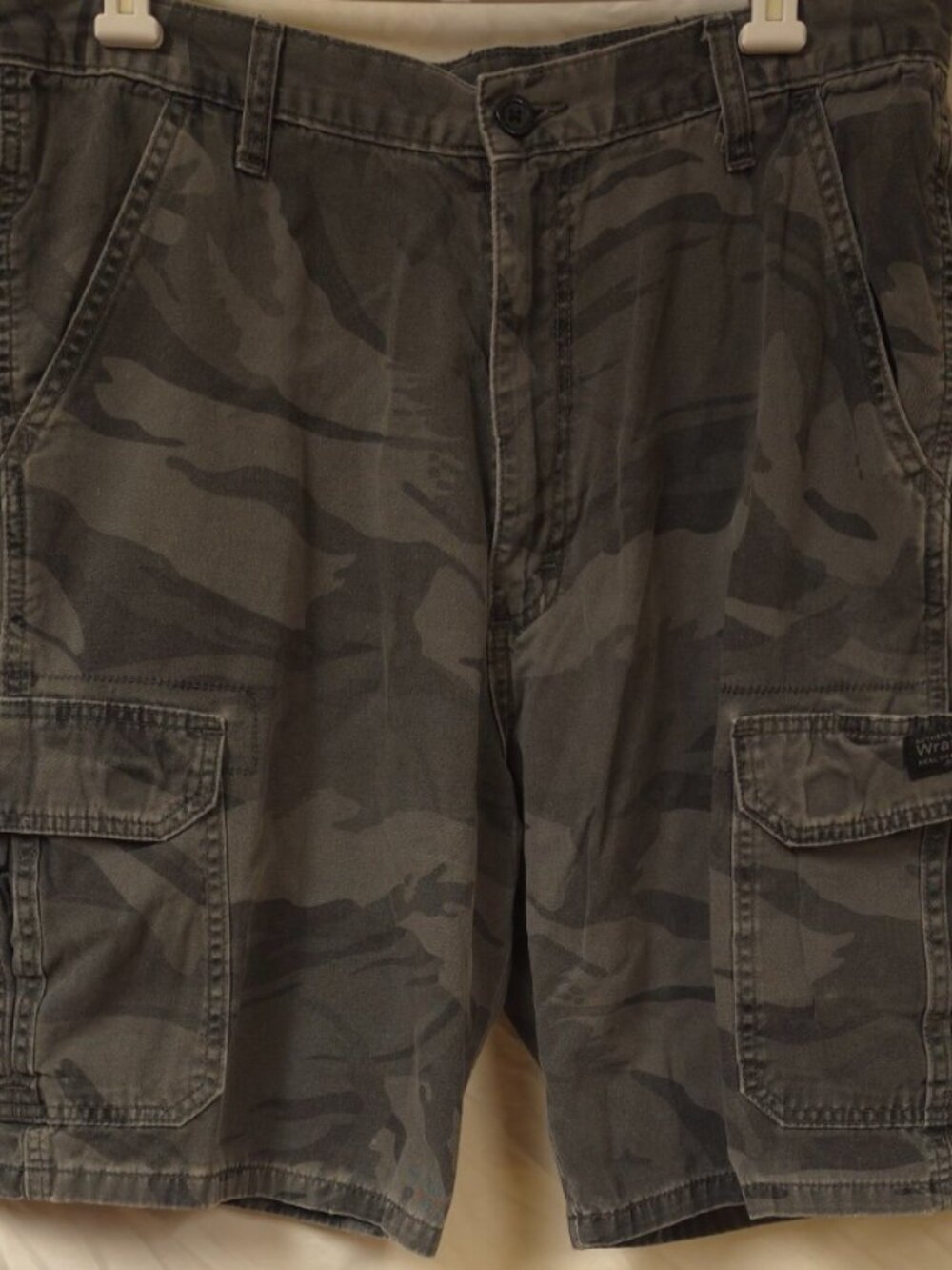 Wrangler Authentic Mens 34X10 Grey Camo Relaxed Fit Hike Outdoors Cargo Shorts